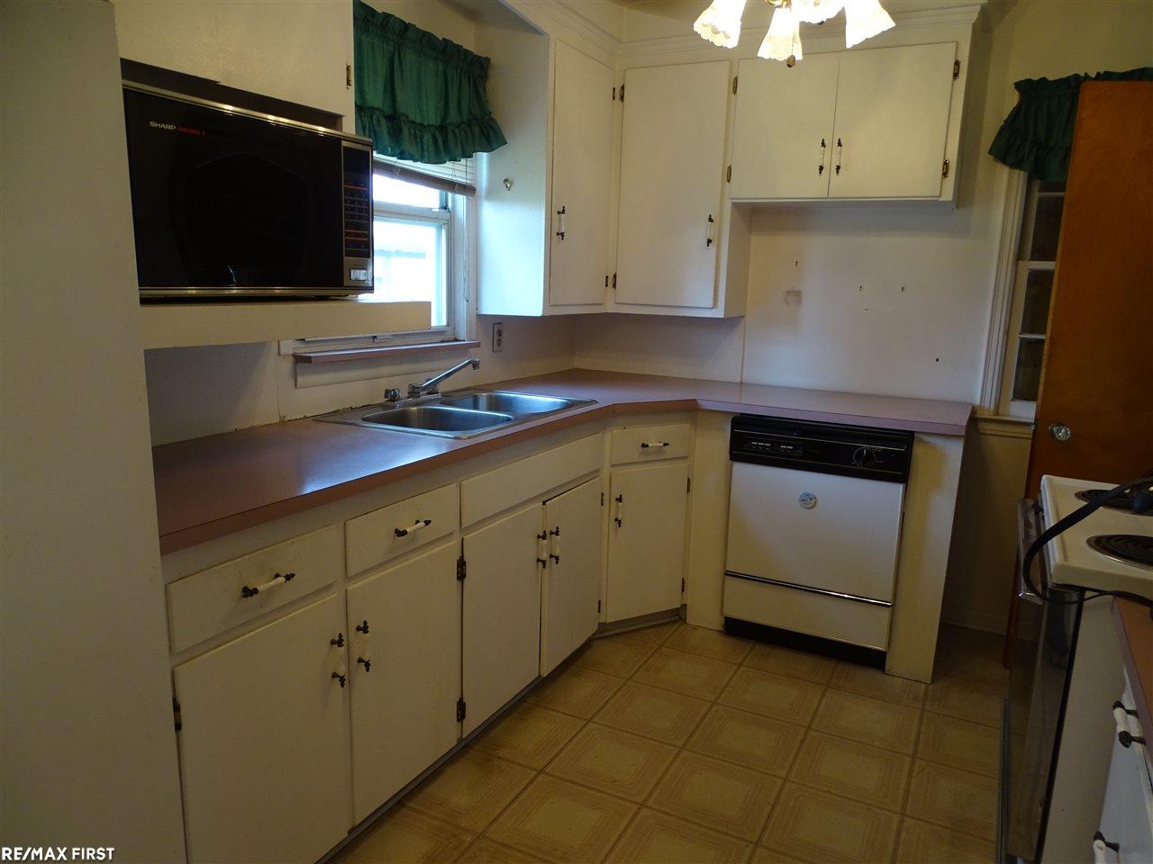 32295 Ruehle Avenue Warren, MI 48093 - Photo 6 of 27 31329000-5.JPG