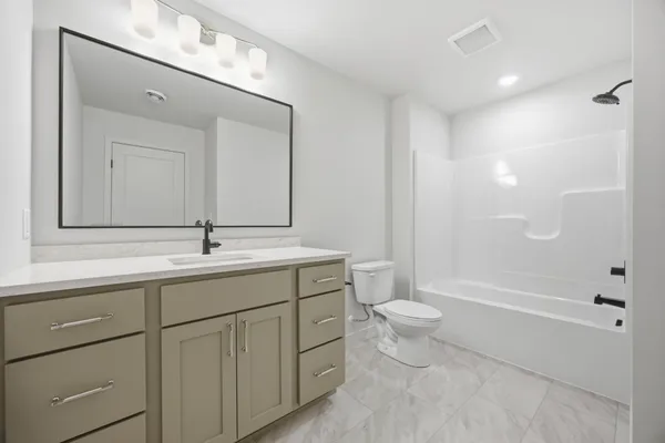 $879,900 | 1572 75th Avenue South, Fargo, ND 58104