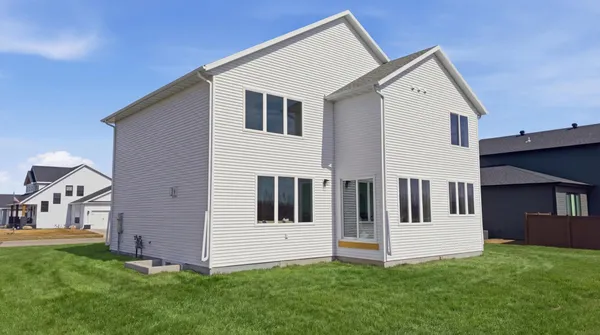 $879,900 | 1572 75th Avenue South, Fargo, ND 58104