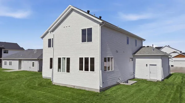 $879,900 | 1572 75th Avenue South, Fargo, ND 58104