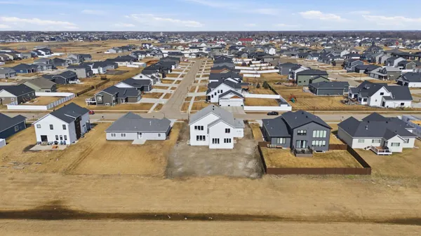 $879,900 | 1572 75th Avenue South, Fargo, ND 58104