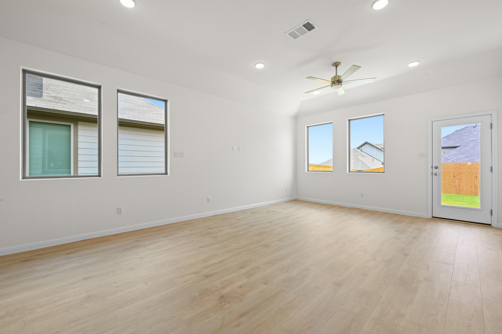 444 Lucky Avenue Elgin, TX 78621 - Photo 6 of 35