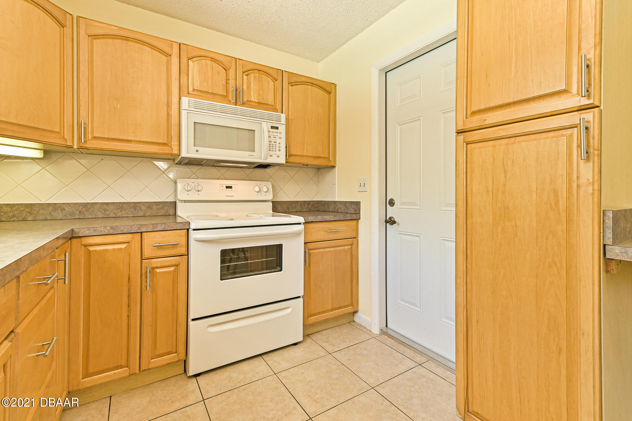 620 McIntosh Road Ormond Beach, FL 32174 - Photo 6 of 29 White Appliances