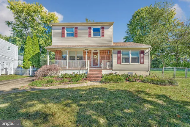 a house that is sitting in the grass