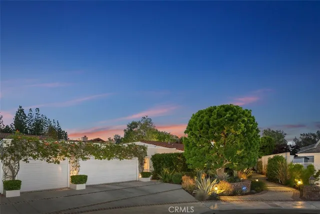 a view of a pathway with a yard