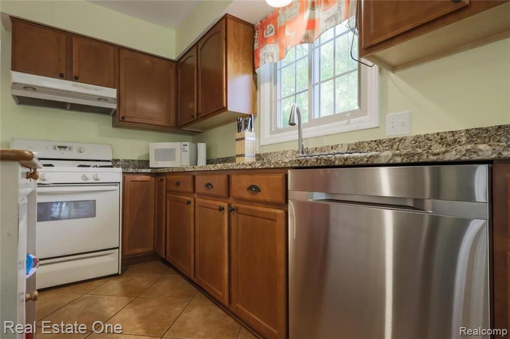 45866 Cider Mill Road Novi, MI 48374 - Photo 17 of 44