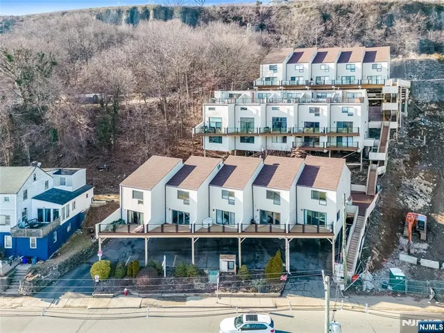 $724,999 | 101 Highway 5, Unit 204, Edgewater, NJ 07020