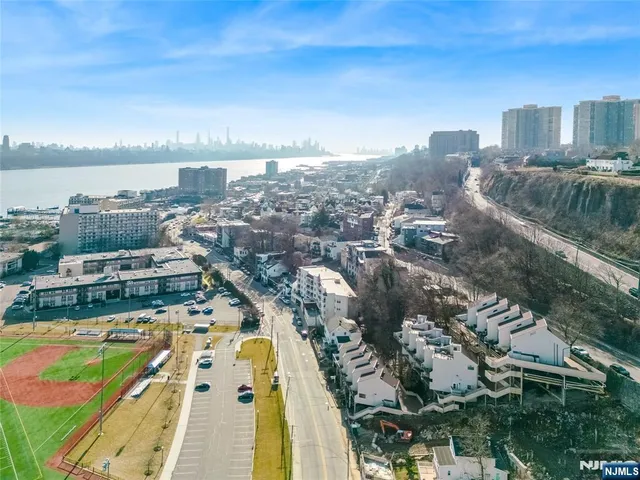 $724,999 | 101 Highway 5, Unit 204, Edgewater, NJ 07020