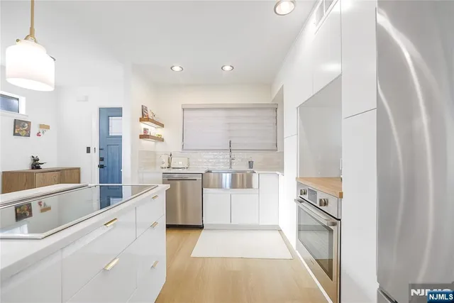 $724,999 | 101 Highway 5, Unit 204, Edgewater, NJ 07020