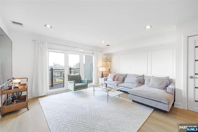 $724,999 | 101 Highway 5, Unit 204, Edgewater, NJ 07020