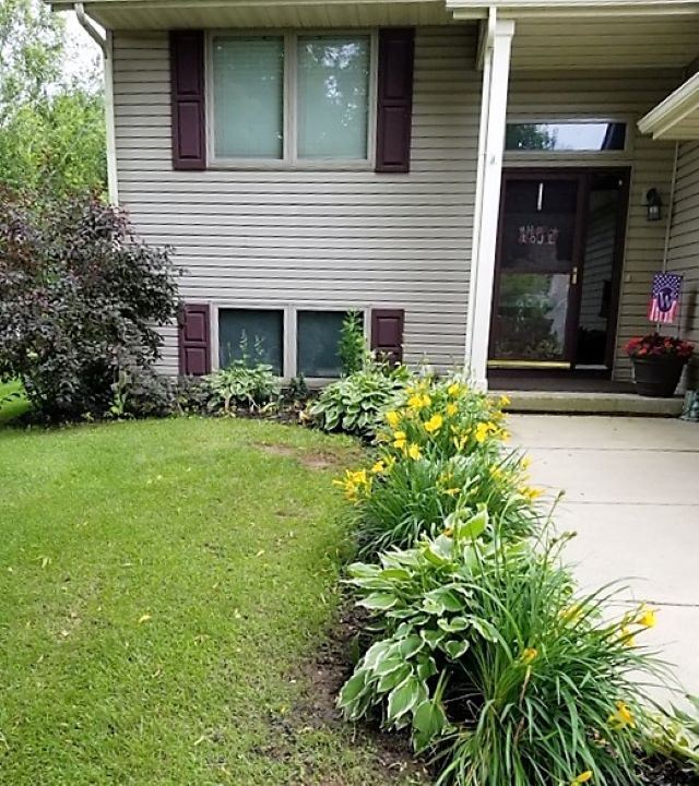 112 Pembroke Road Southwest Poplar Grove, IL 61065 - Photo 2 of 25 a front view of a house with garden