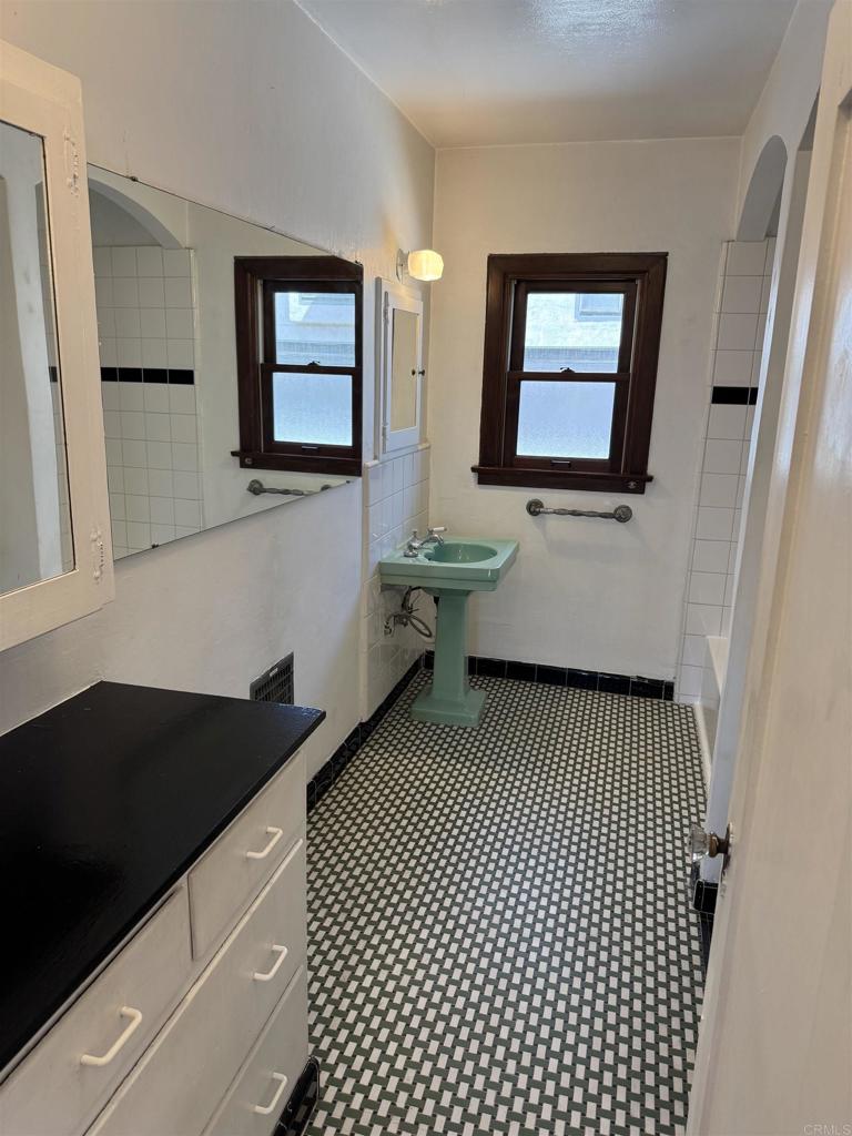 2805 State Street San Diego, CA 92103 - Photo 5 of 14 a view of a room with wooden floor and furniture