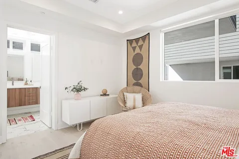 $6,995 | 857 1/2 Hyperion Avenue, Los Angeles, CA 90029