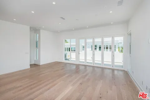 $6,995 | 857 1/2 Hyperion Avenue, Los Angeles, CA 90029