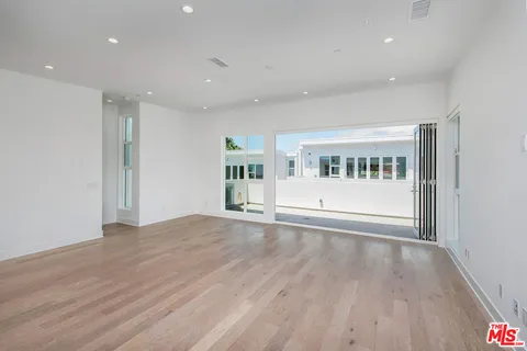 $6,995 | 857 1/2 Hyperion Avenue, Los Angeles, CA 90029