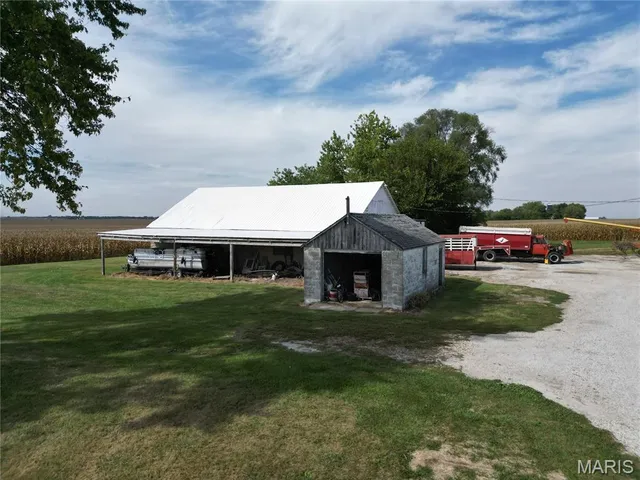 $225,000 | 10233 North 17th Avenue, Butler, IL 62015