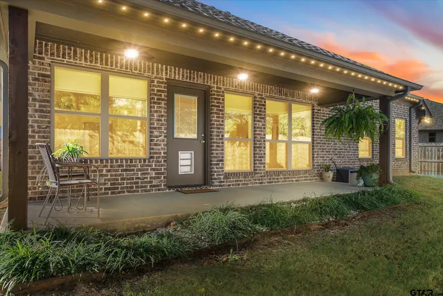 $345,000 | 10059 Dayspring Drive, Flint, TX 75762