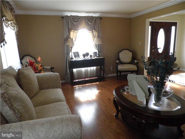17 Yale Road Marlton, NJ 08053 - Photo 4 of 25 Living Room