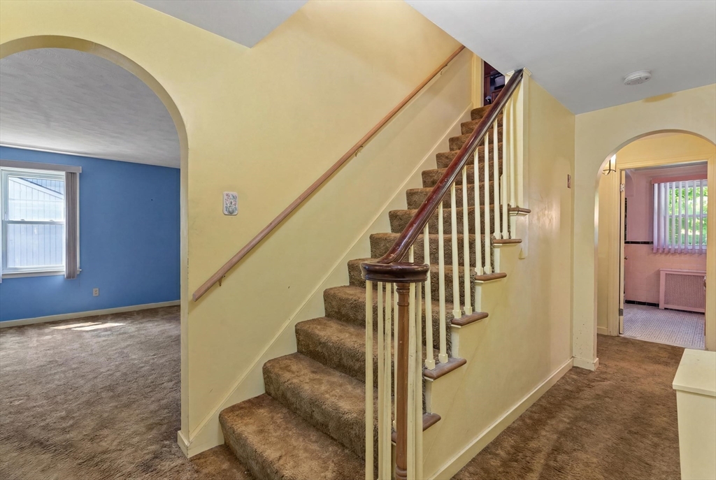 27 Kinnicutt Road Worcester, MA 01602 - Photo 3 of 38