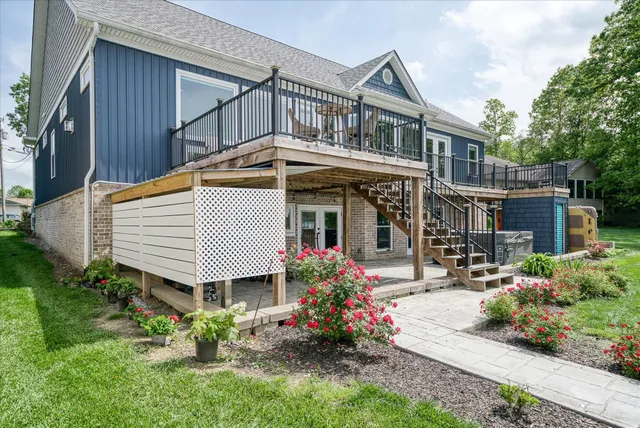 a view of a house with backyard and sitting area