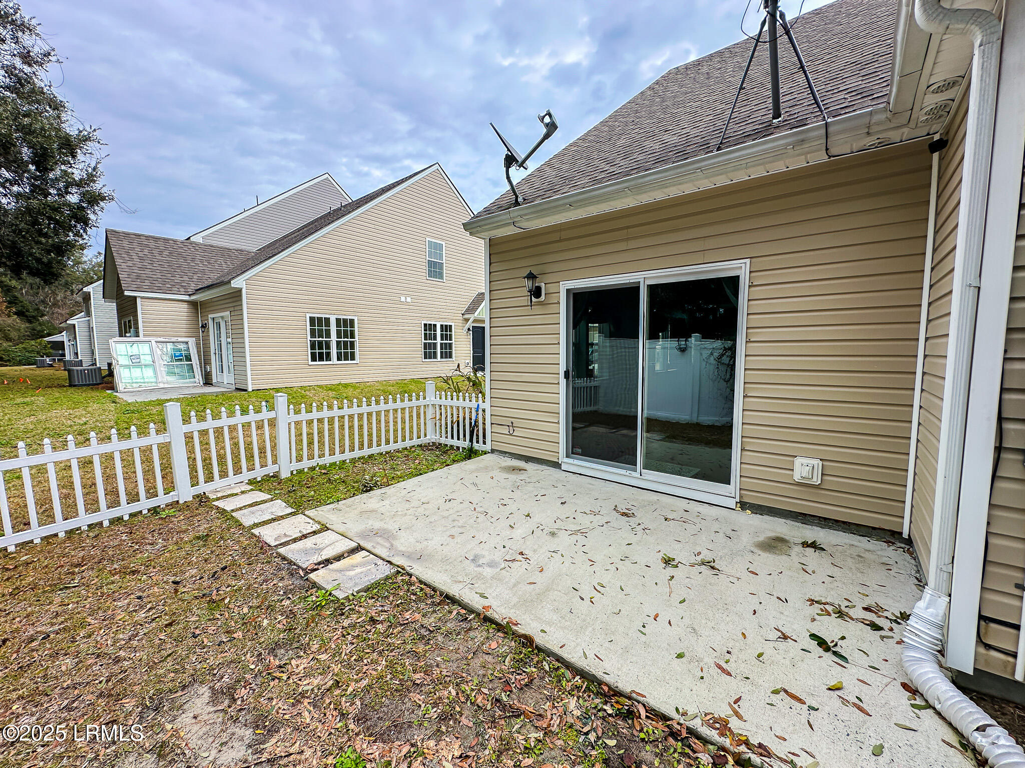 359 Dante Circle Beaufort, SC 29906 - Photo 6 of 43 36812893_IMG_7575