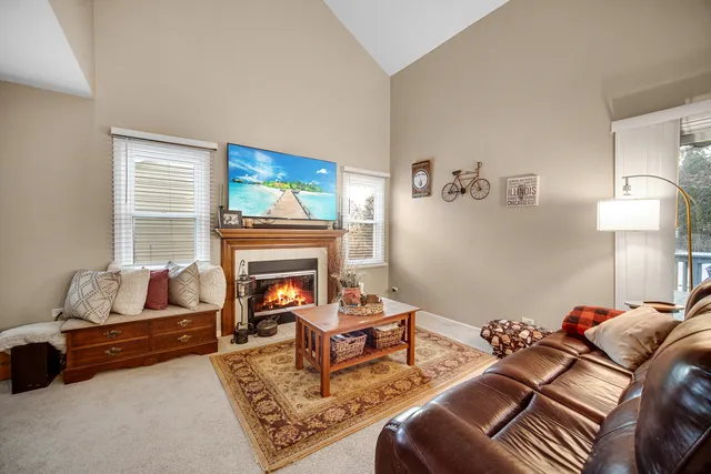 $399,950 | 204 Wildwood Drive, North Aurora, IL 60542