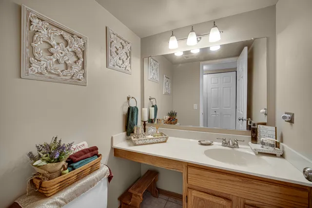 $399,950 | 204 Wildwood Drive, North Aurora, IL 60542