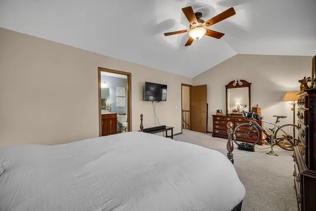 $399,950 | 204 Wildwood Drive, North Aurora, IL 60542