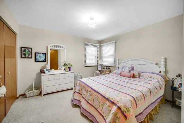 $399,950 | 204 Wildwood Drive, North Aurora, IL 60542