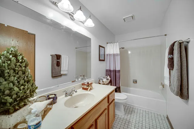 $399,950 | 204 Wildwood Drive, North Aurora, IL 60542