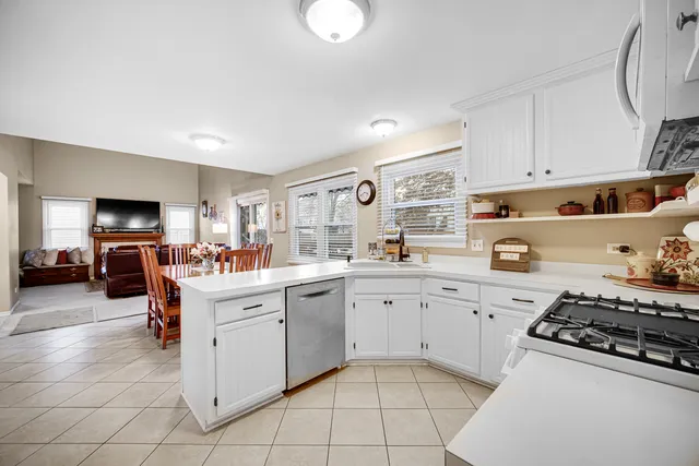 $399,950 | 204 Wildwood Drive, North Aurora, IL 60542