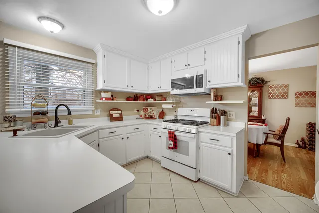 $399,950 | 204 Wildwood Drive, North Aurora, IL 60542