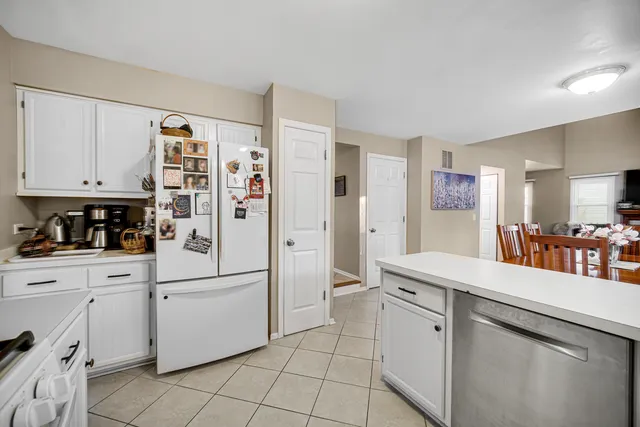 $399,950 | 204 Wildwood Drive, North Aurora, IL 60542