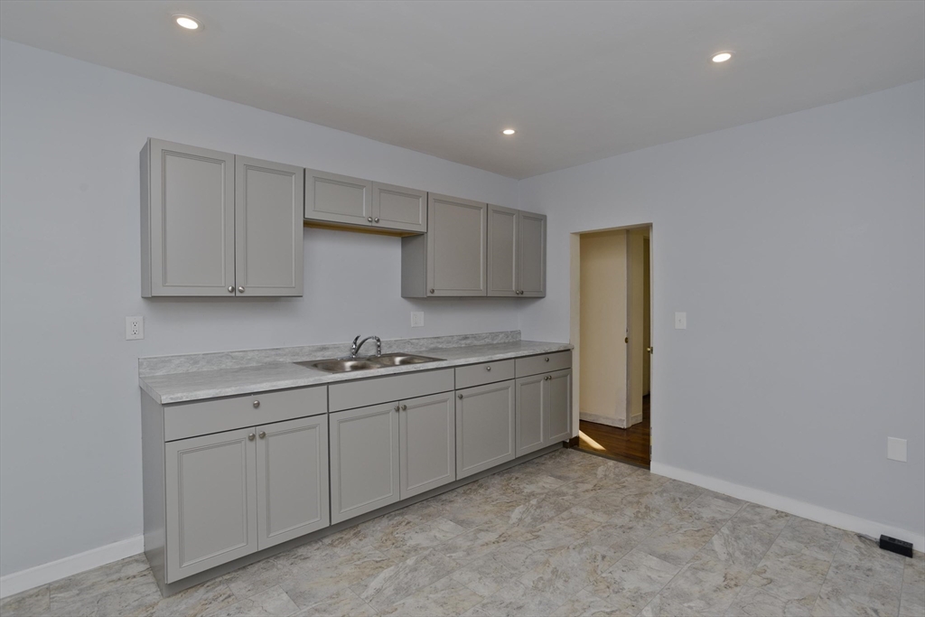 67 Dawes Street Springfield, MA 01109 - Photo 4 of 36 Gallery Image 4