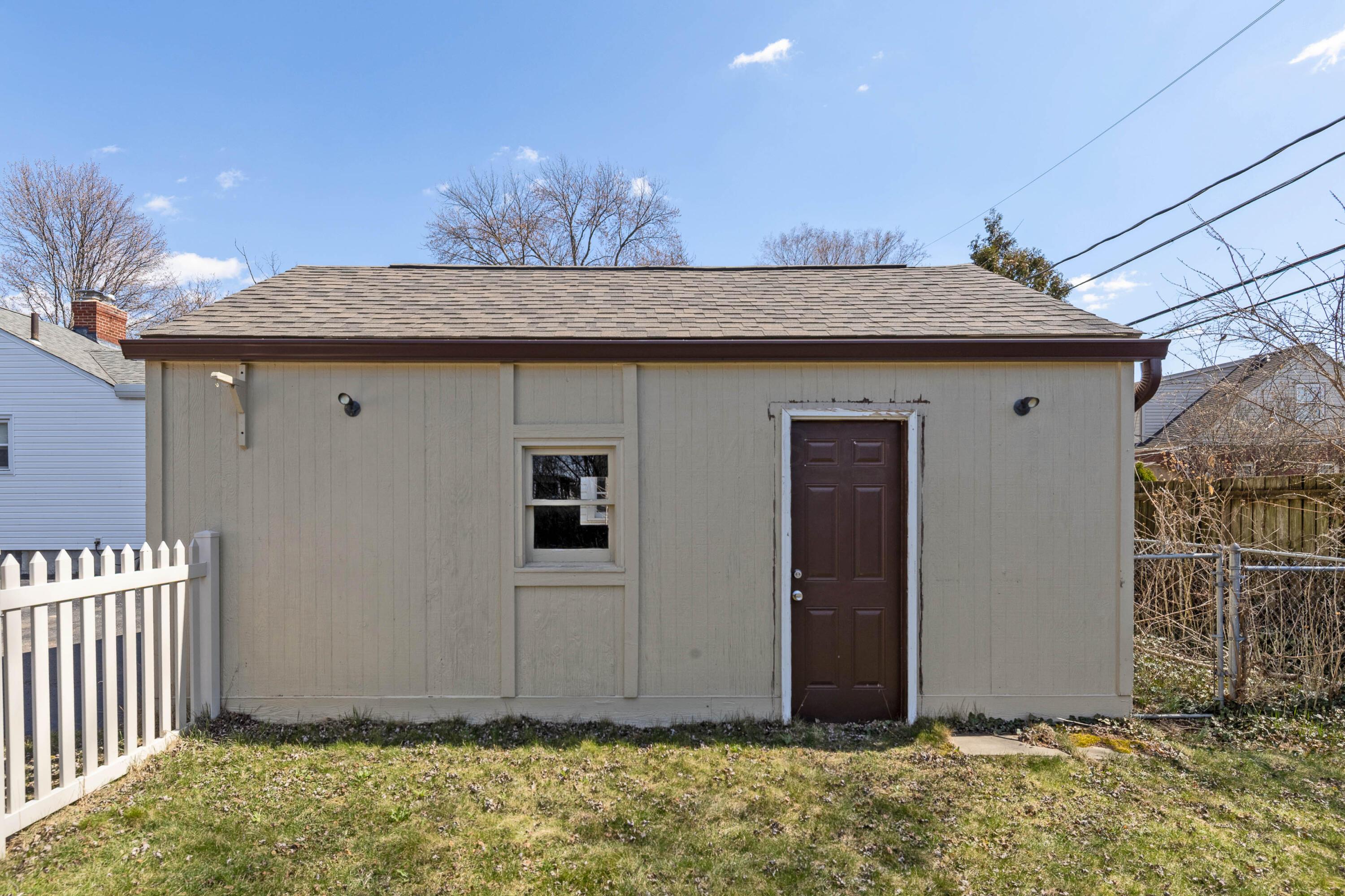 2033 Zollinger Road Columbus, OH 43221 - Photo 33 of 44 • 1.5+ car detached
• Concrete floor
• Wood exterior
• Loft area for storage
• Genie® electric door
opener
• Service door
