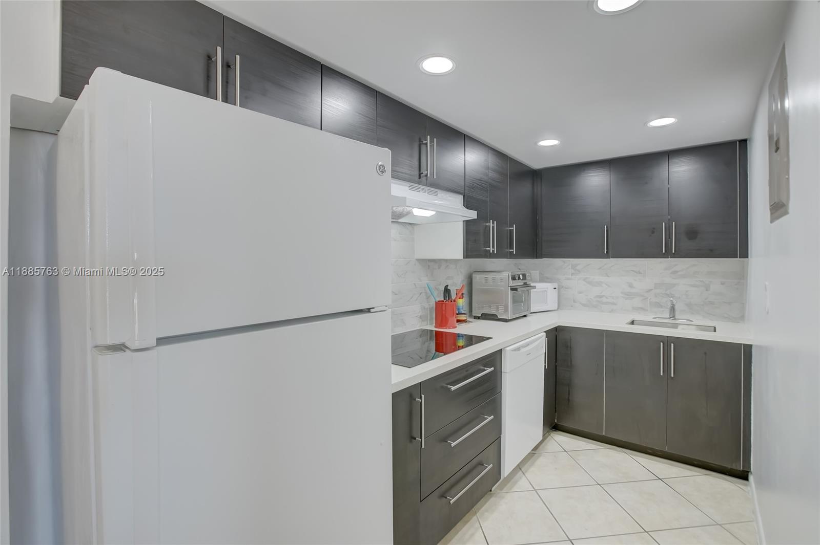 200 South Birch Road, Unit 605 Fort Lauderdale, FL 33316 - Photo 2 of 20 Equiped with pots, pans, and utensils