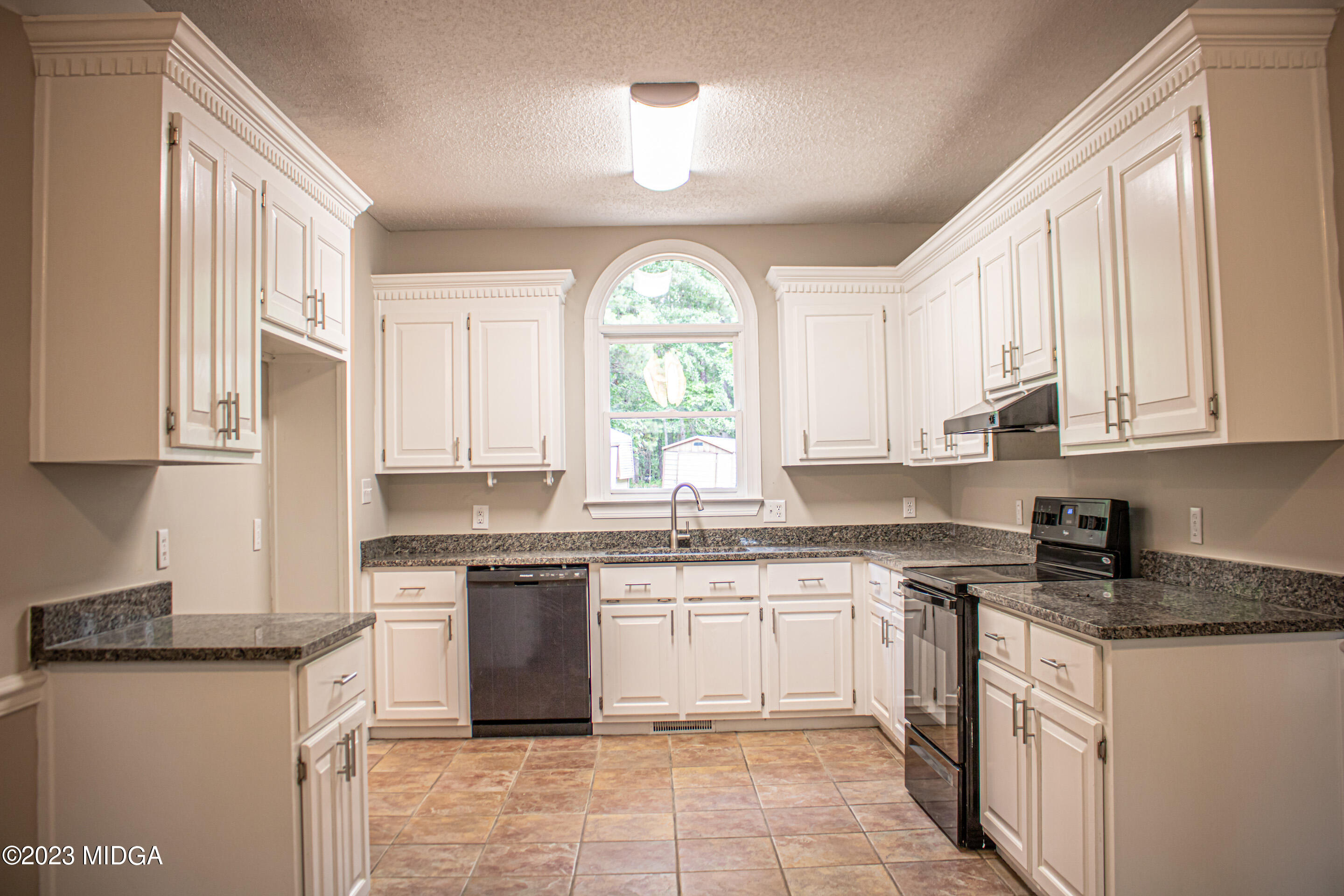 2818 Pea Ridge Road Juliette, GA 31046 - Photo 4 of 71 a kitchen with a white cabinets and window