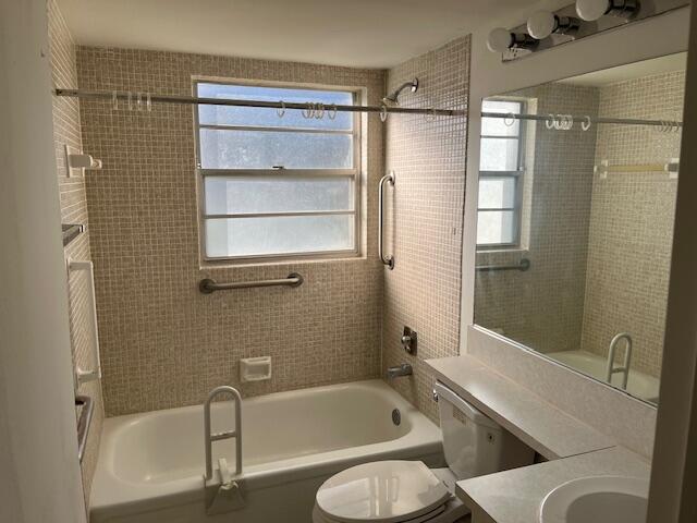 266 Brighton G, Unit 266 Boca Raton, FL 33434 - Photo 8 of 15 Full Bathroom