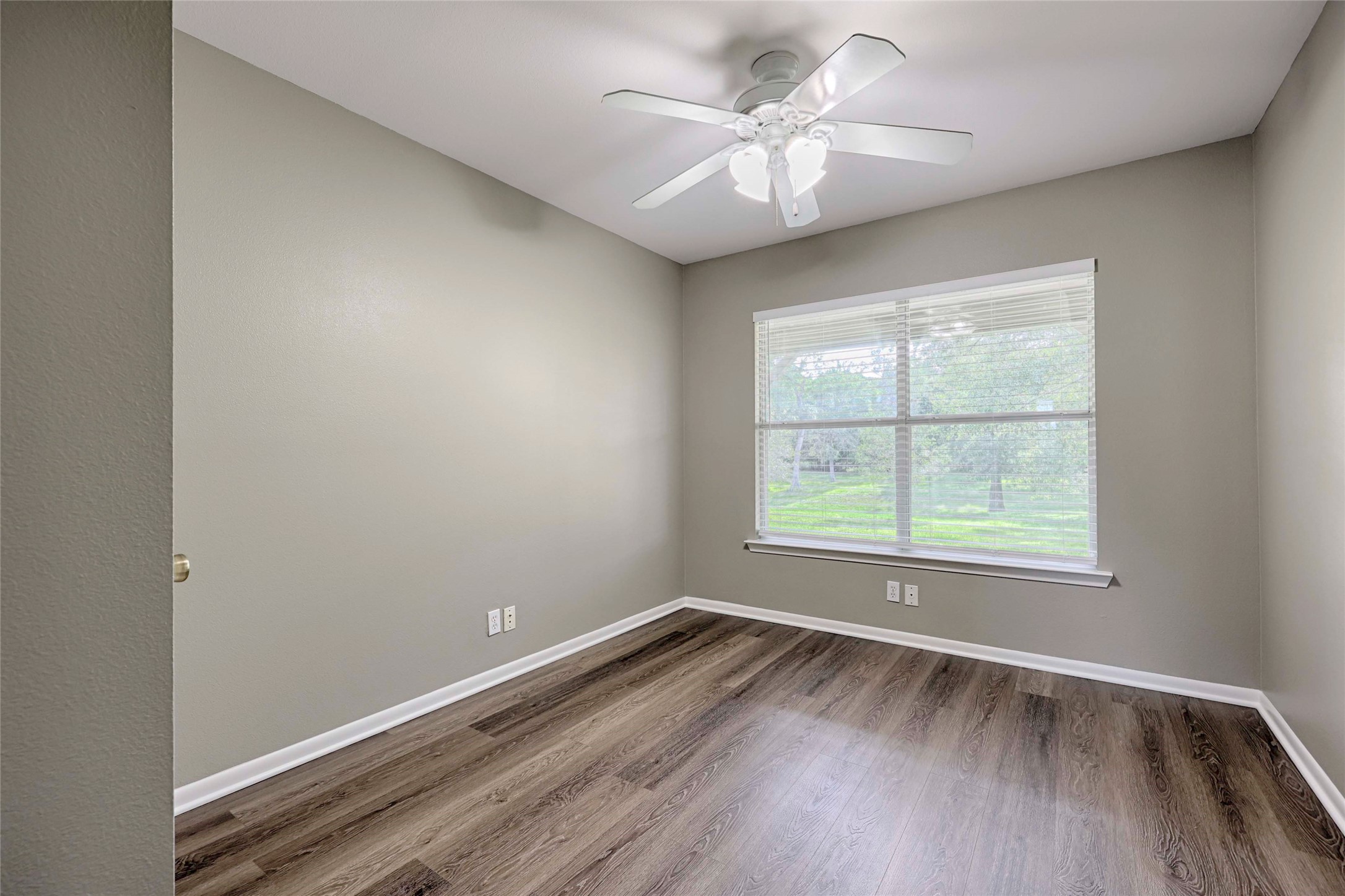 3545 East I- 10 Frontage Road Schulenburg, TX 78956 - Photo 23 of 40 an empty room with wooden floor and windows