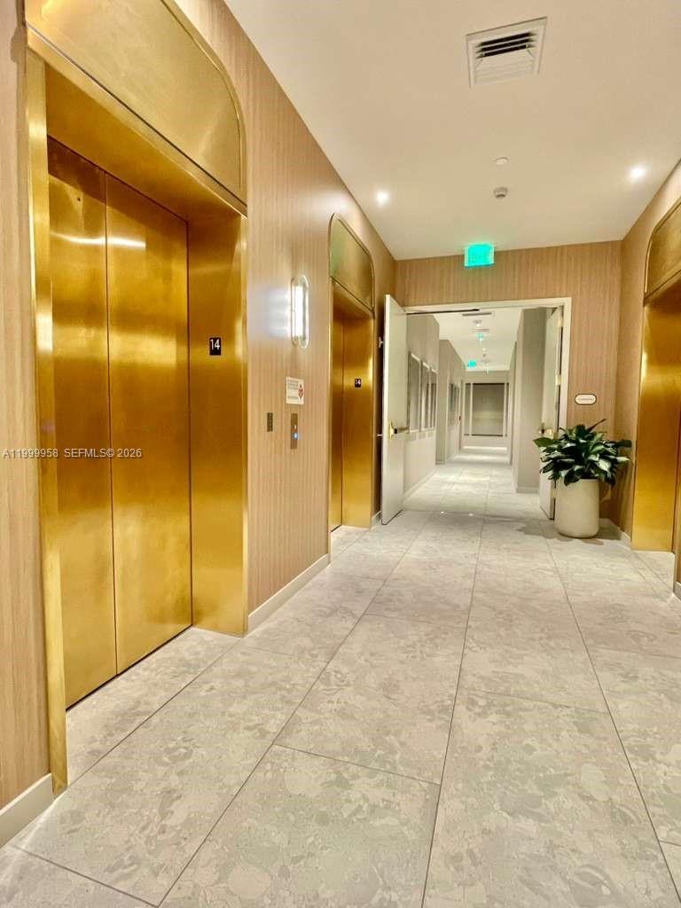 77 Southeast 5th Street, Unit 2905 Miami, FL 33131 - Photo 19 of 27 a view of empty room with a bathroom