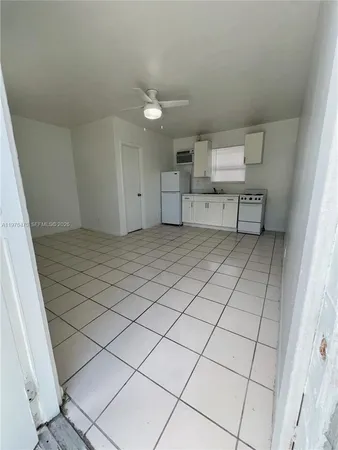 $1,295 | 124 Southeast 4th Street, Unit 2, Hallandale Beach, FL 33009
