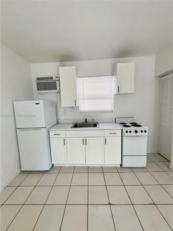 $1,295 | 124 Southeast 4th Street, Unit 2, Hallandale Beach, FL 33009
