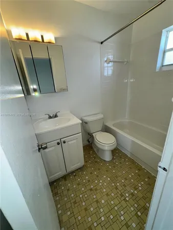 $1,295 | 124 Southeast 4th Street, Unit 2, Hallandale Beach, FL 33009