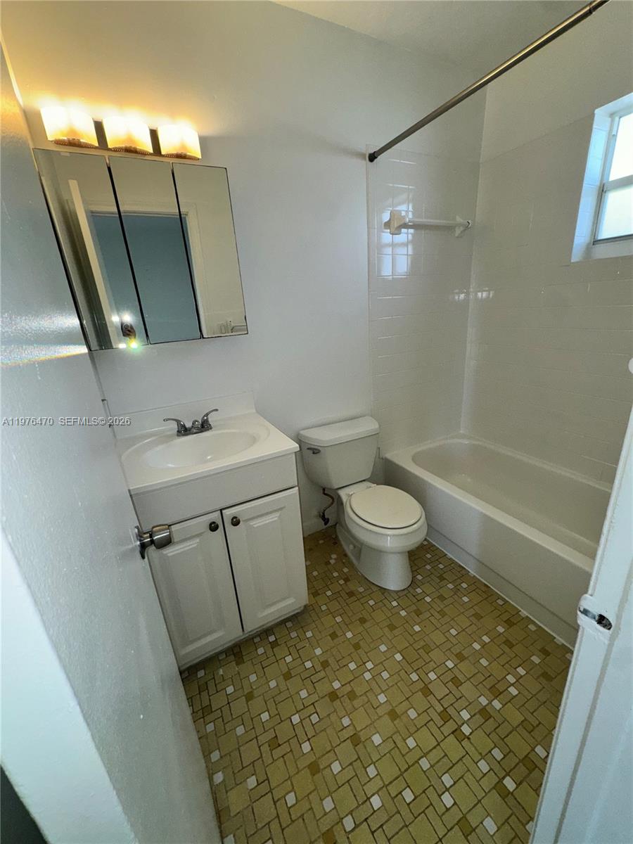 124 Southeast 4th Street, Unit 2 Hallandale Beach, FL 33009 - Photo 8 of 9