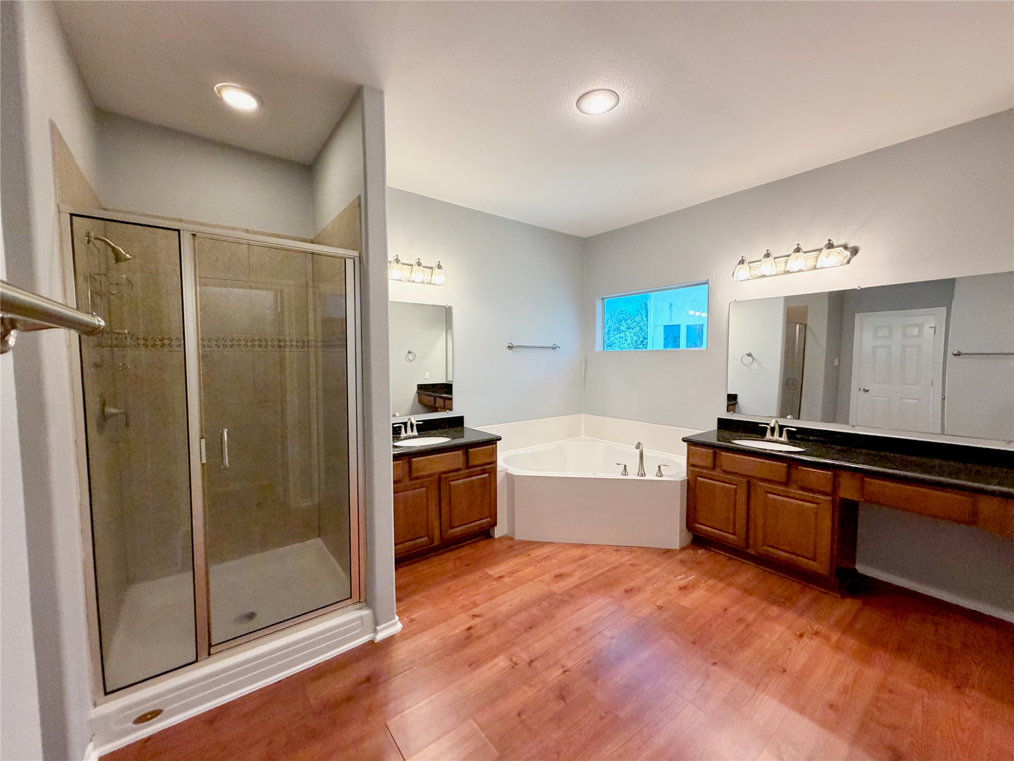 1608 Holman Street Houston, TX 77004 - Photo 29 of 43 Primary En-Suite Bathroom