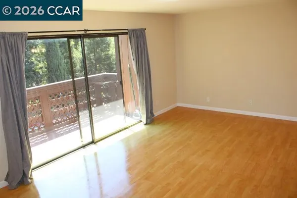 a view of empty room with window