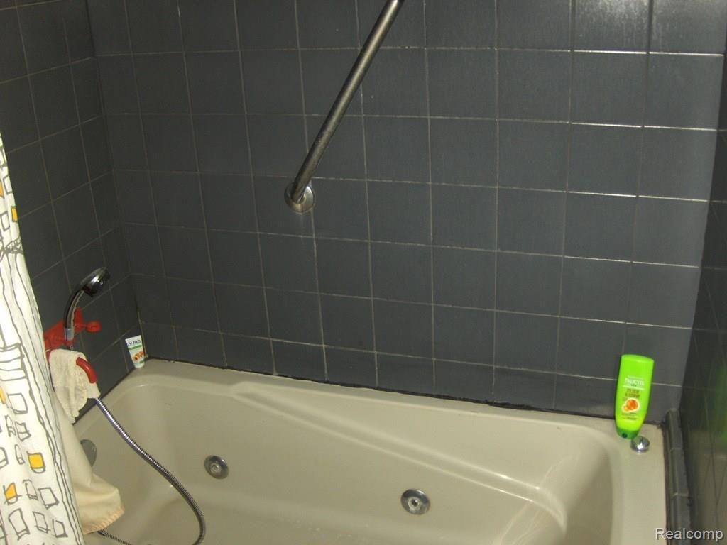 2044 Devonshire Road Bloomfield Hills, MI 48302 - Photo 20 of 34 Main Bath Jetted tub