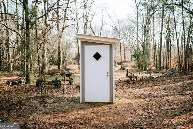 a view of a backyard