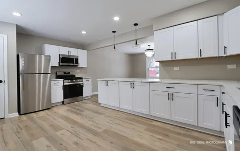 $465,000 | 1070 Belle Plaine Avenue, Gurnee, IL 60031