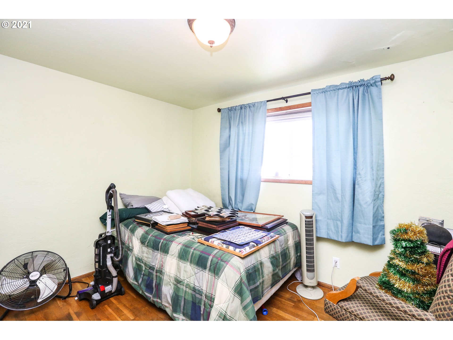 3890 Hayden Bridge Road Springfield, OR 97477 - Photo 8 of 19 a bedroom with a bed and a window